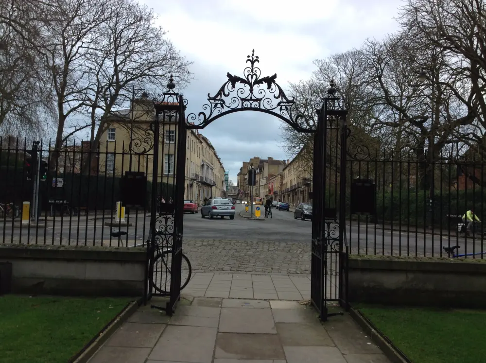 Photo de Worcester College, écran d'entrée et portes sur Beaumont Street - Historic England / David Lovell