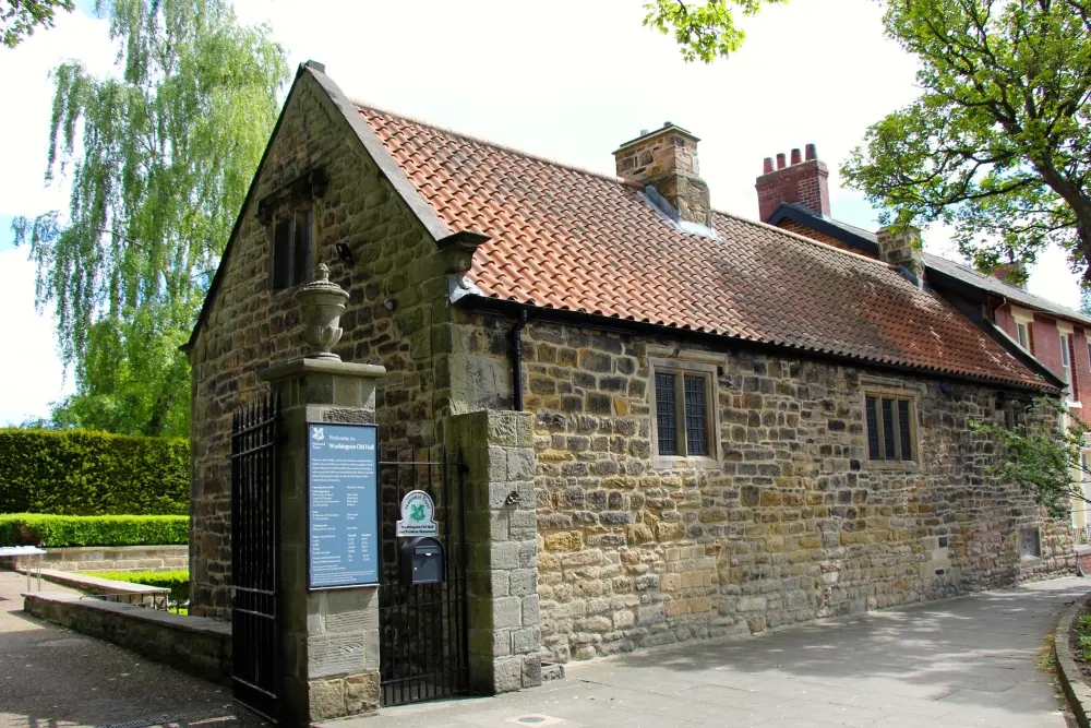 Photo de Lodge à l'ouest de Washington Old Hall - Historic England