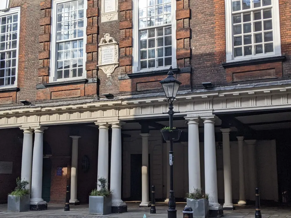 Photo de Le Guildhall, y compris les gammes, est parallèle à Bull Lane - Historic England