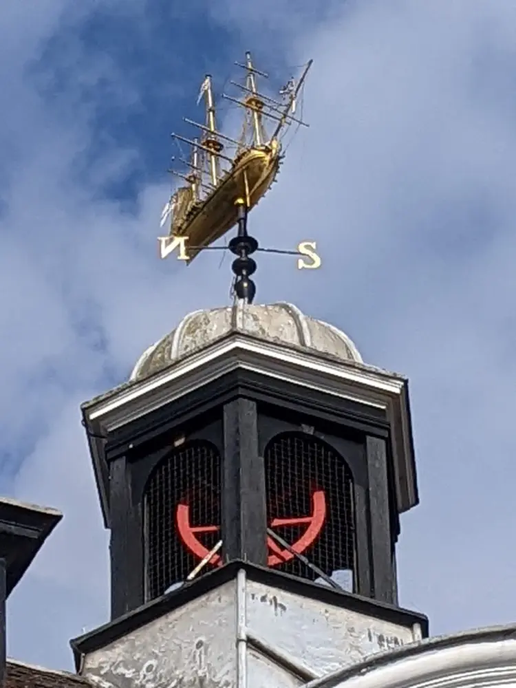 Photo de Le Guildhall, y compris les gammes, est parallèle à Bull Lane - Historic England
