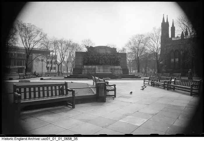 Photo de Mémorial de guerre (la réponse) - Historic England