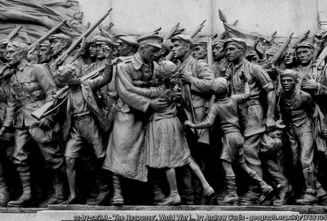 Photo de Mémorial de guerre (la réponse) - Historic England