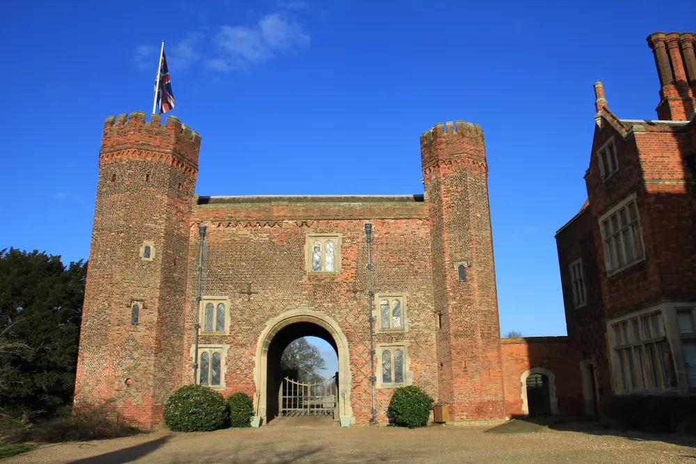 Photo de Hodsock Priory Gatehouse and Bridge - Historic England