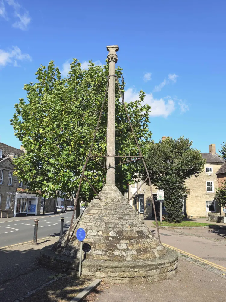 Photo de Croix du marché à 56 mètres au nord de la mairie - Historic England
