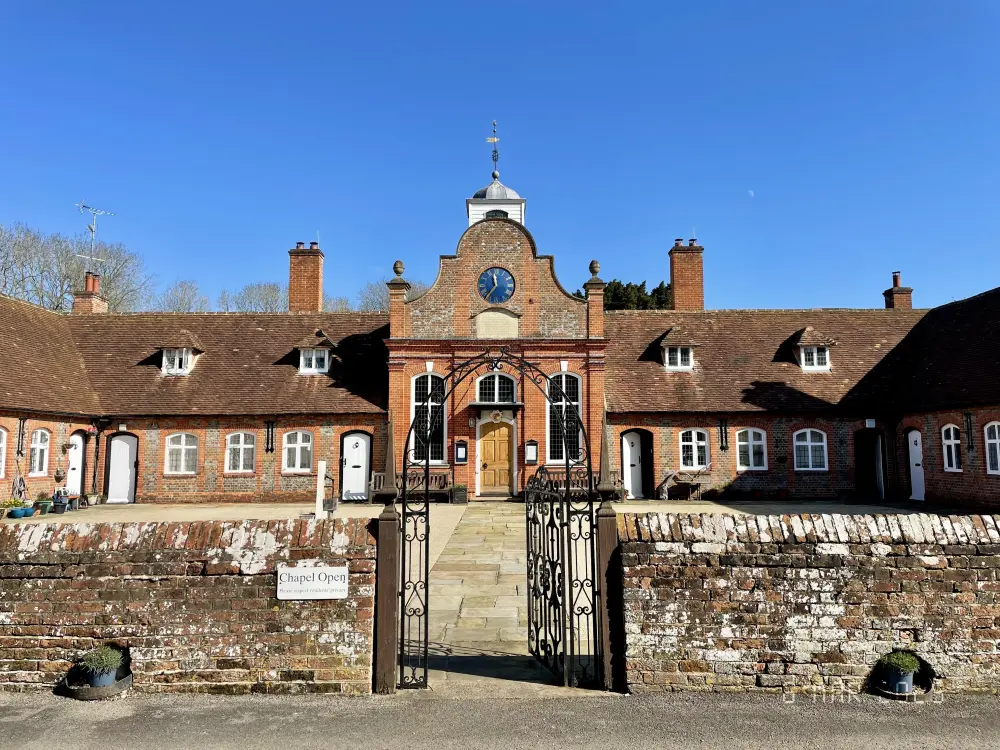 Photo de Hôpital Alnutts et murs et portes attachés - Historic England / S Chō