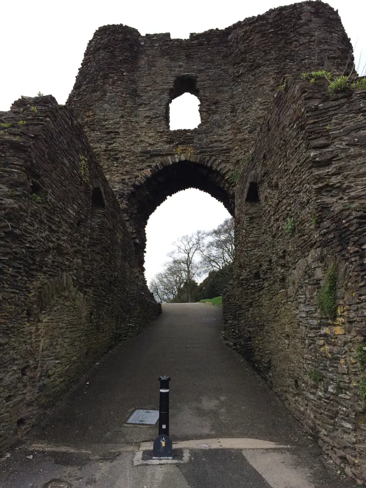 Photo de La Gatehouse South du château de Launceston et des bâtiments attachés - Historic England