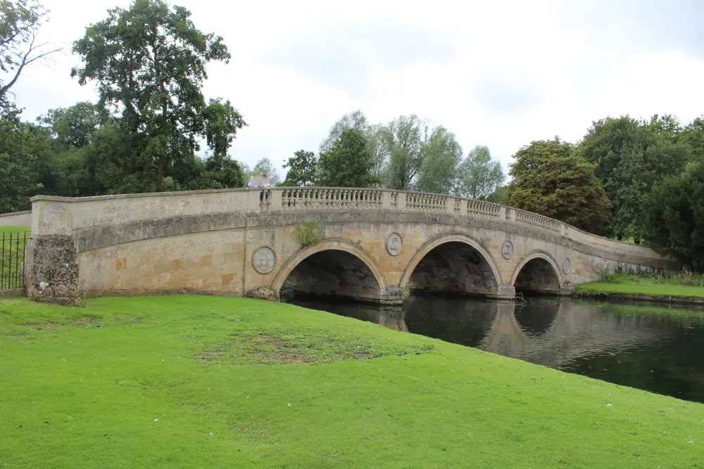 Photo de Bridge sur la caméra de la rivière au TL 521 380, au sud-ouest d'Audley End House - Historic England / David Lovell