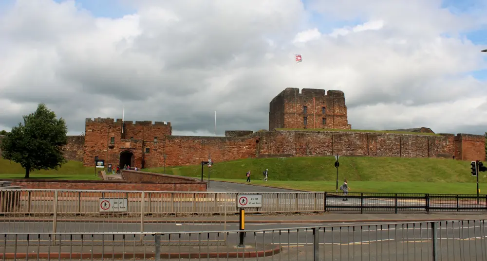 Photo de Tour de irebys et mur extérieur de Bailey - Historic England / David Lovell