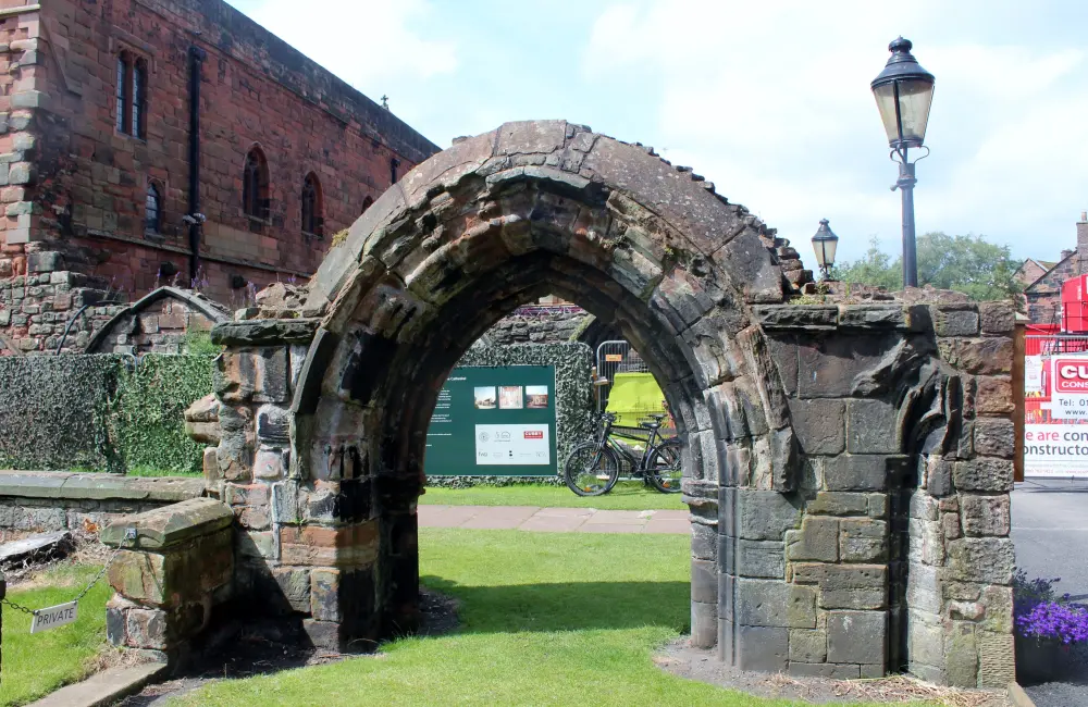 Photo de Ruines de dortoir de l'ancien prieuré de St Mary - Historic England