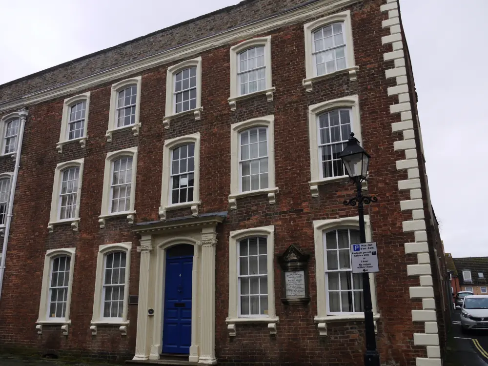 Foto di No 6 e muro attaccato alla parte posteriore - Historic England / David Lovell
