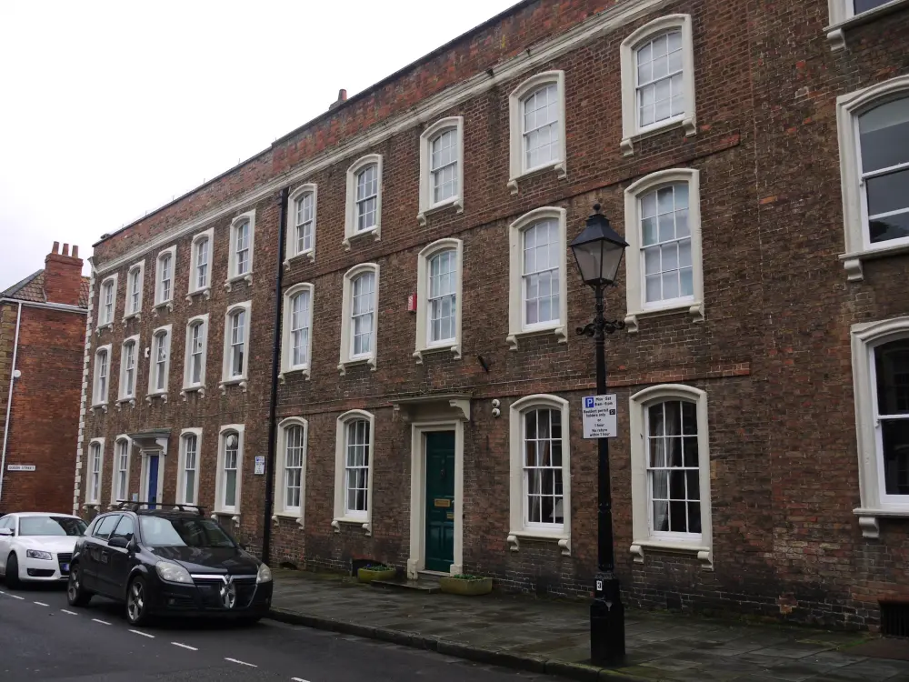 Foto di No 9 e pareti posteriori attaccate e dependance - Historic England / David Lovell