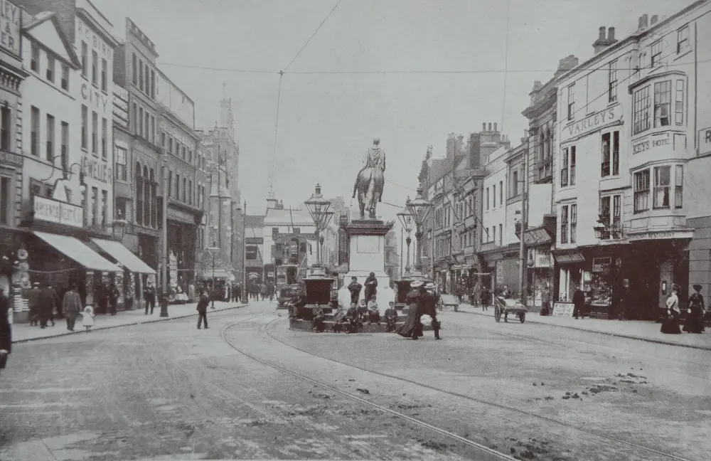 Photo de Statue du roi Guillaume III et des lampes flanquantes - Historic England