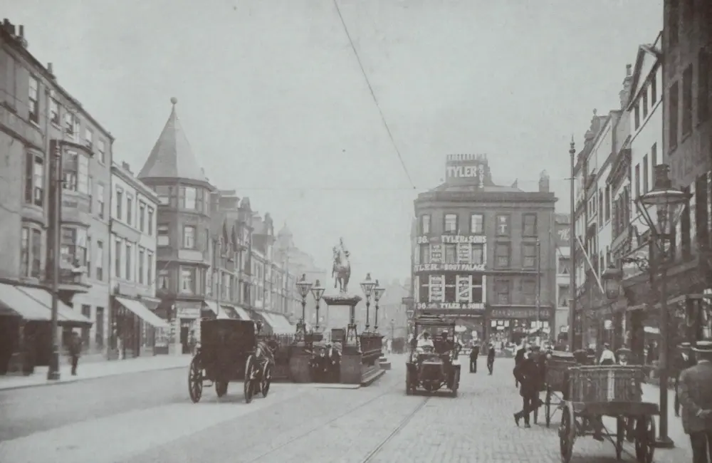 Photo de Statue du roi Guillaume III et des lampes flanquantes - Historic England