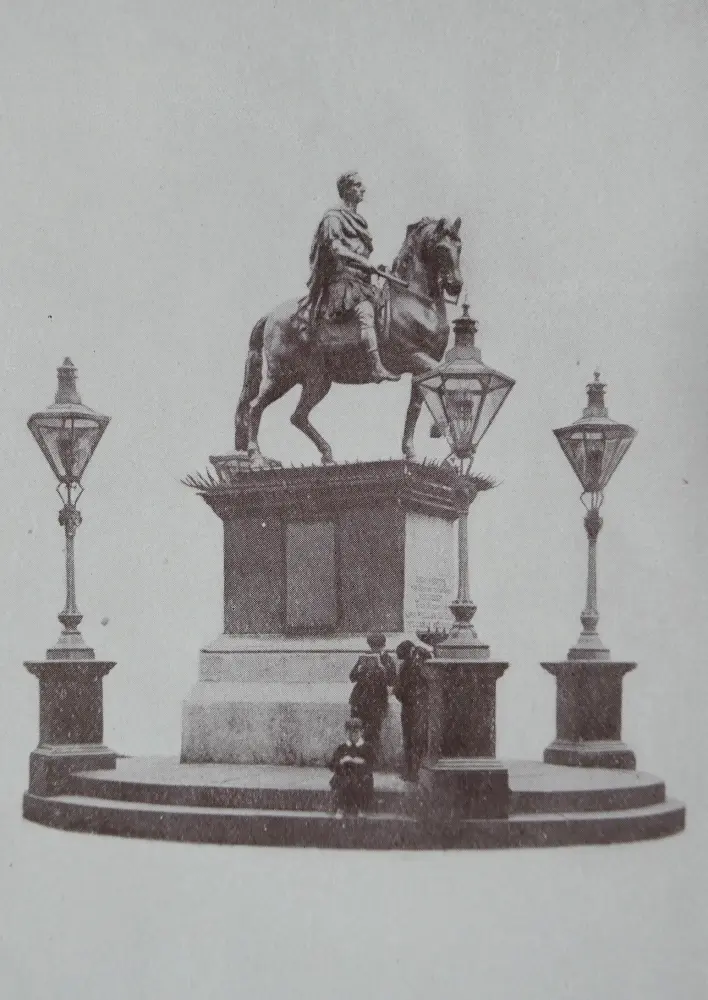 Photo de Statue du roi Guillaume III et des lampes flanquantes - Historic England