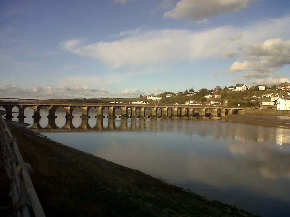 Foto de Puente de Bideford que incluye paredes de parapeto y puertas del alcance del este - Historic England / David Lovell