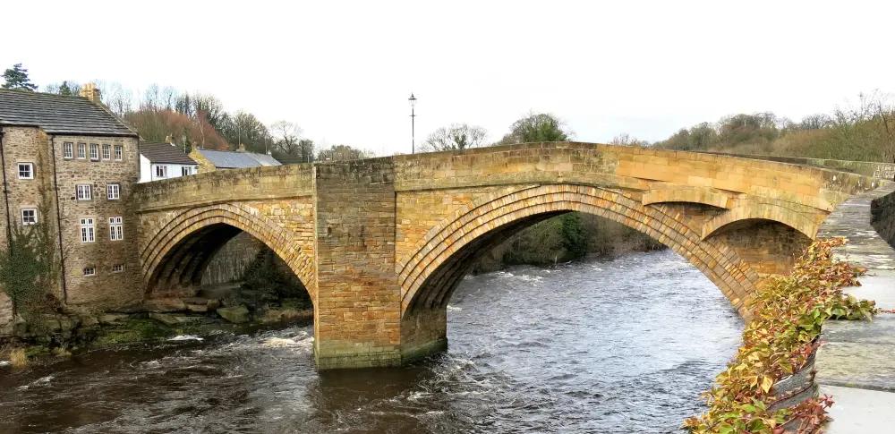 Photo de Le pont du château de Barnard (cette partie dans la paroisse civile du château de Barnard) et le mur attaché au sud-est - Historic England / Alan Marsh