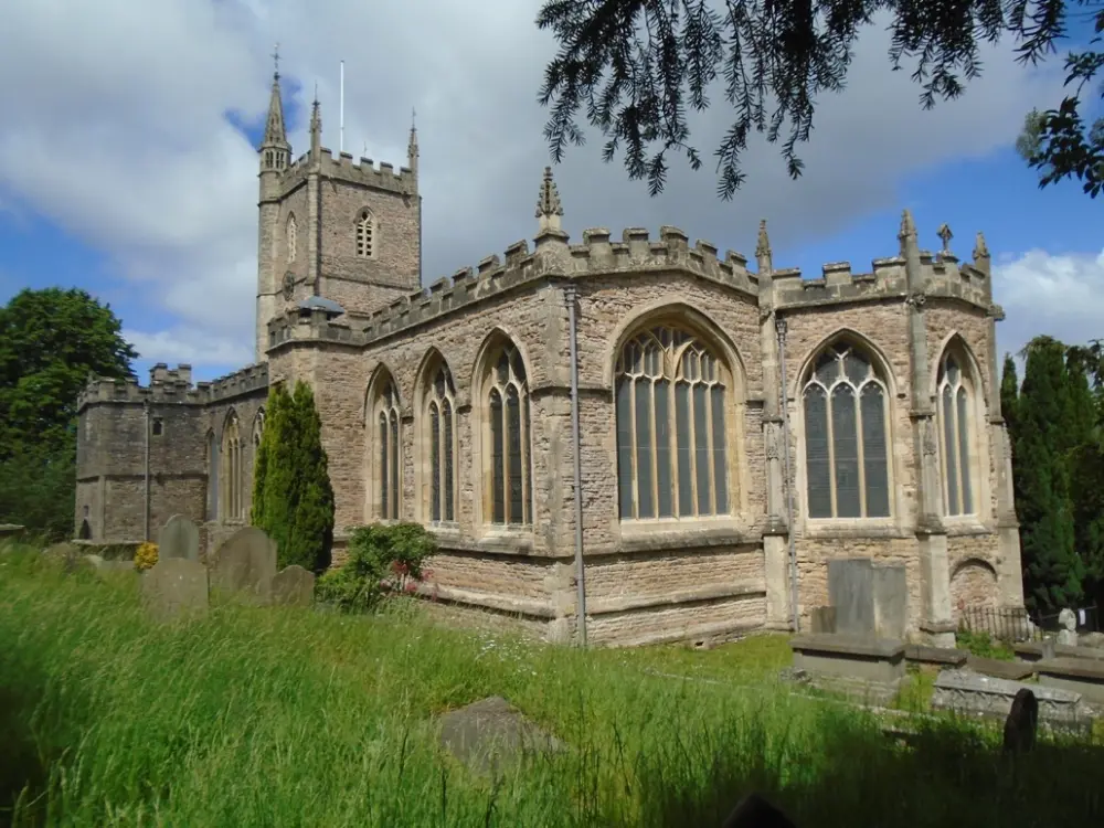 Photo de Église de la Sainte Trinité - Historic England