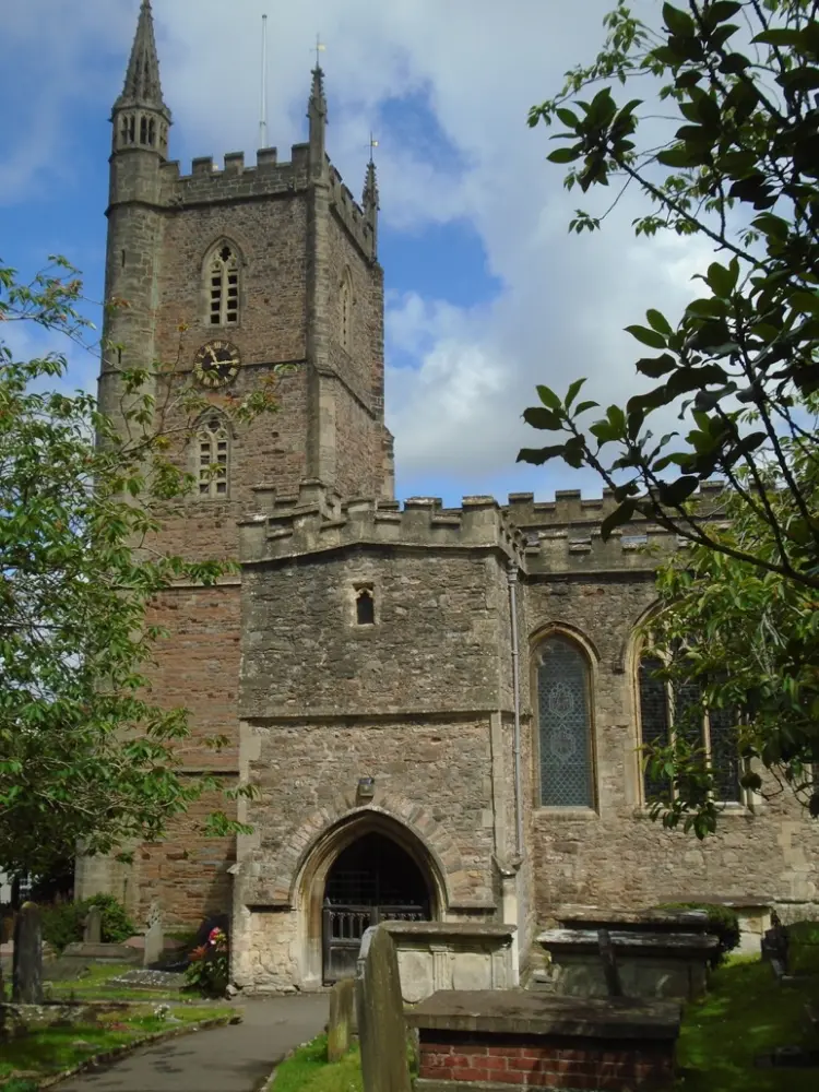 Photo de Église de la Sainte Trinité - Historic England