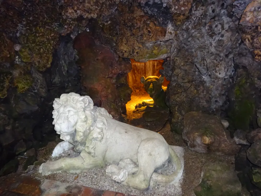 Photo de Grotte à environ 85 mètres au sud de Goldney House - Historic England