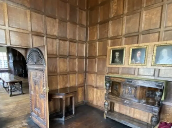 Photo de Lodge rouge et murs de décombres attachés et pas d'entrée - Historic England
