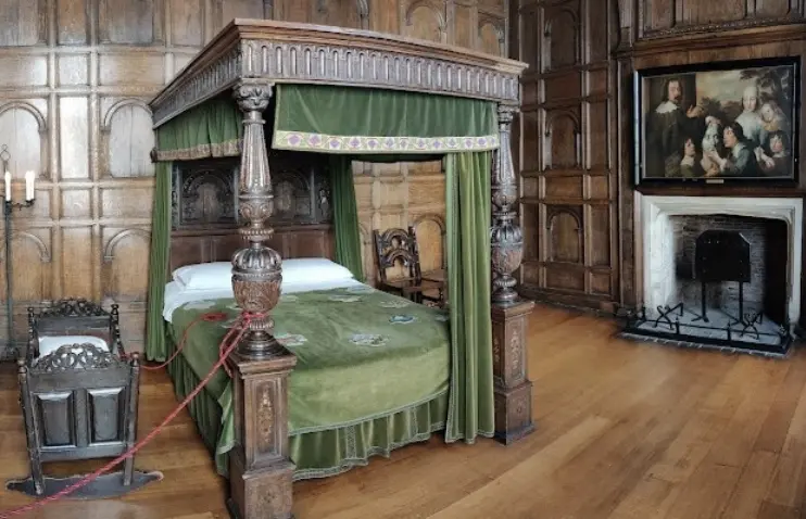 Photo de Lodge rouge et murs de décombres attachés et pas d'entrée - Historic England