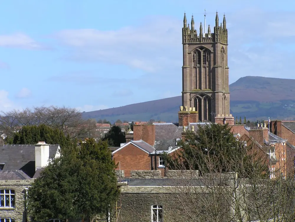 Foto di Chiesa di St Laurence e ringhiere annessi - Historic England / Paul Adams