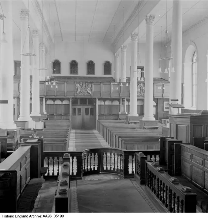 Photo de Église de la Sainte Trinité - Historic England