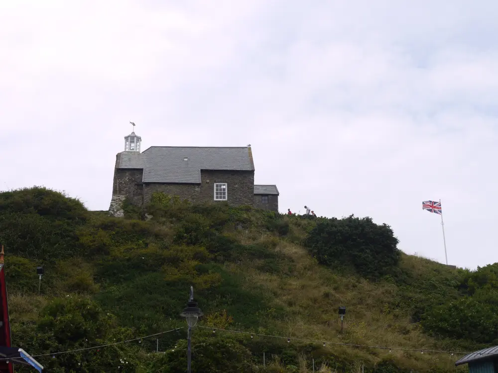 Foto di Cappella e faro di St Nicholas - Historic England / David Lovell