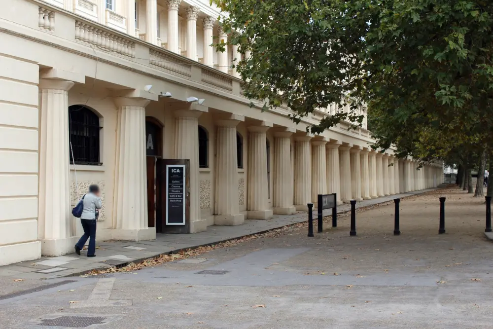 Photo de Nombres 10 à 18 (y compris l'Institut des arts contemporains) et les balustrades au nord et à l'ouest - Historic England / Charles Watson