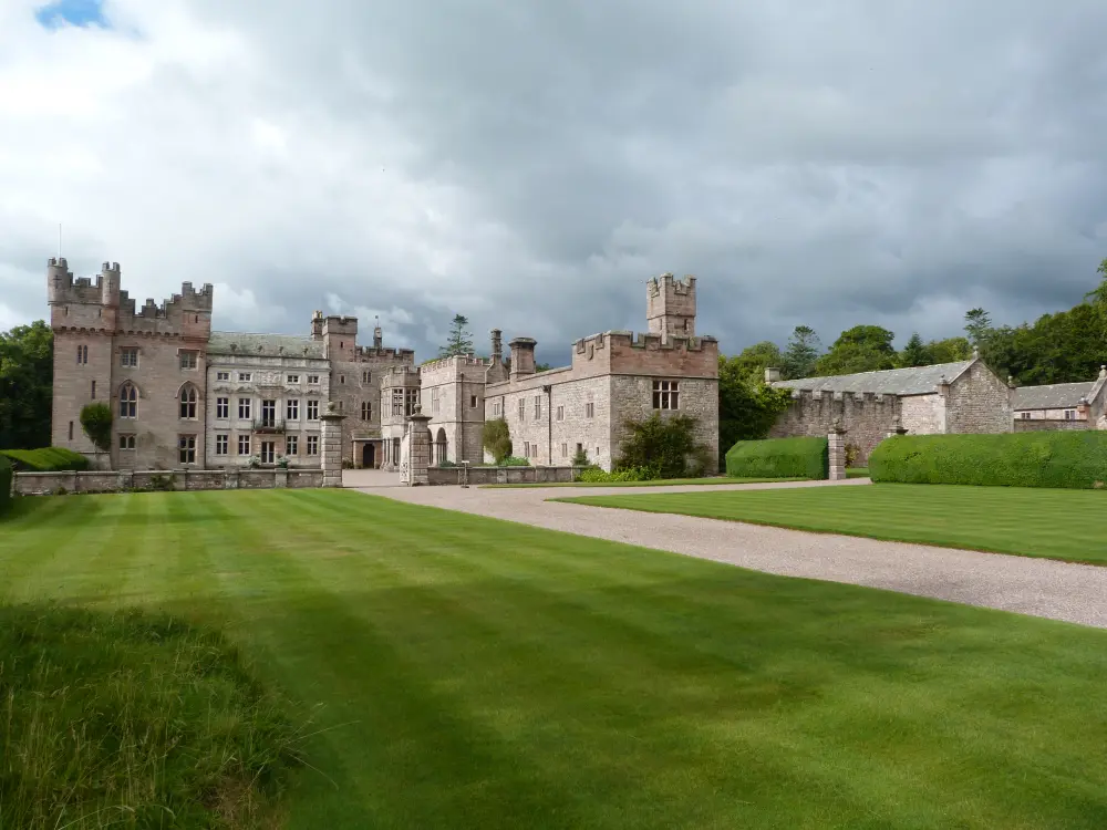 Photo de Mur de jardin et passerelle à l'est de Hutton dans la salle de forêt - Historic England / P Hampel