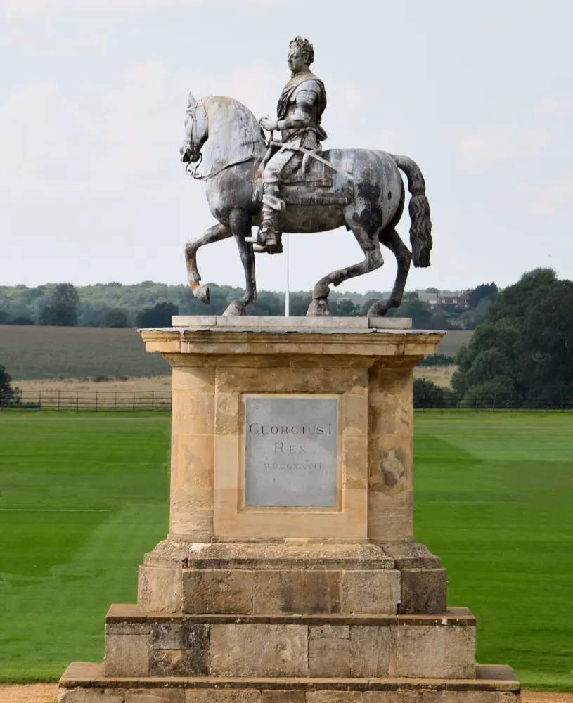 Photo de Statue équestre de George I au nord du manoir - Historic England / Brian Mawdsley