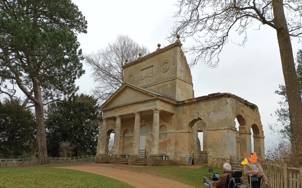 Photo de Le temple de l'amitié au sud-est du manoir - Historic England