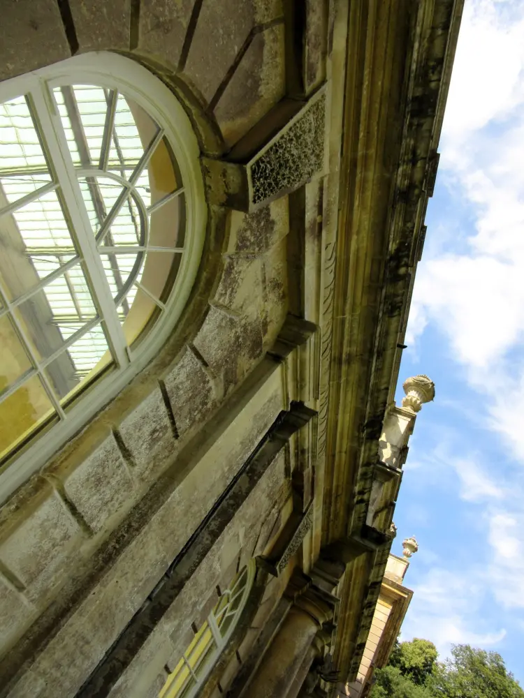 Photo de Orangerie attachée au sud-est de Dyrham House - Historic England