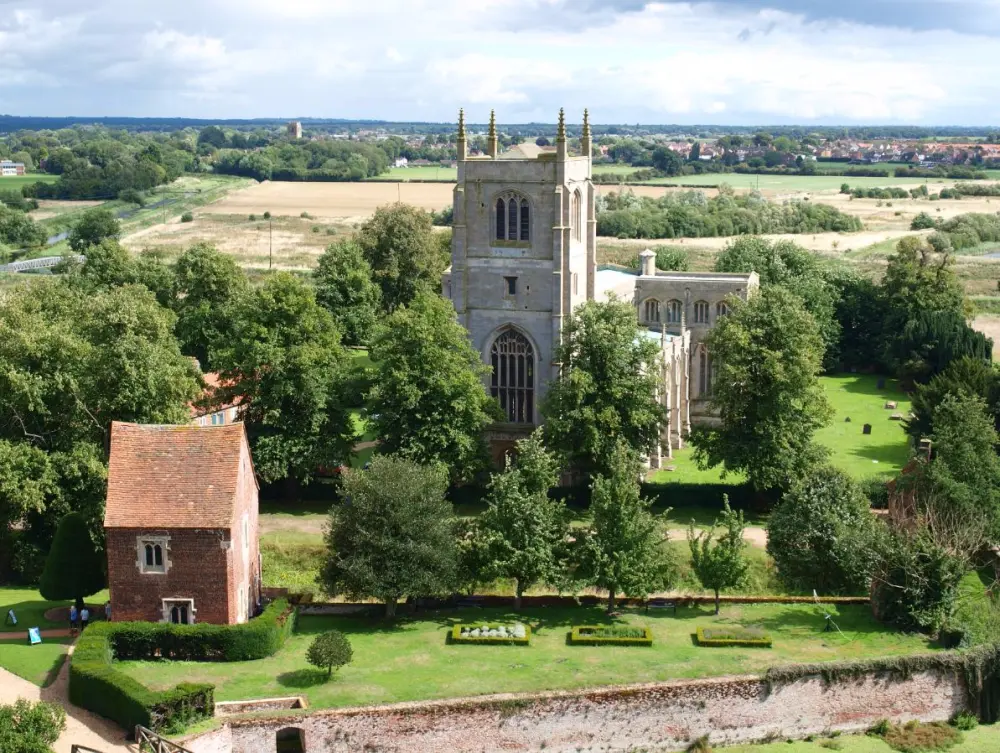 Photo de Église de la Sainte Trinité - Historic England / Paul Adams