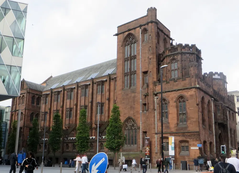 Photo de Bibliothèque John Rylands et balustrades attachées, portes et normes de lampe » - Historic England / Phil Platt
