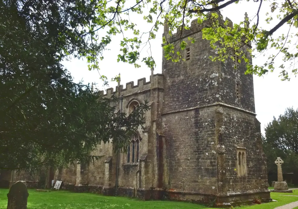 Photo de Église de la Sainte Trinité - Historic England