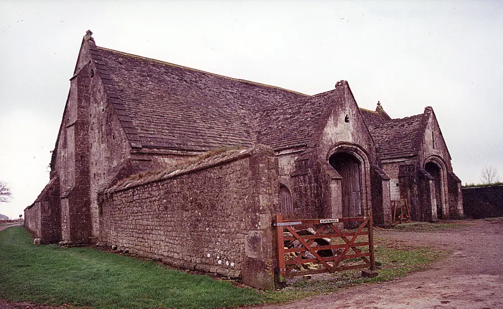 Photo de Grange de dîme dans la cour de la ferme à Manor Farm - Historic England / Simon Jones