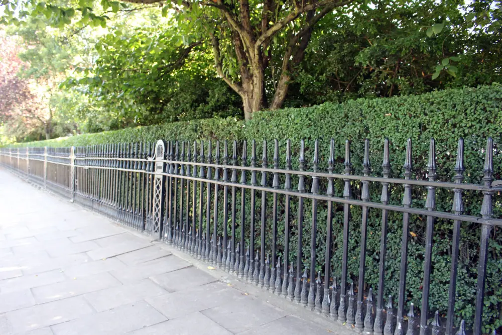 Photo de Bâtières de jardin à se garer devant les numéros 34 à 47 - Historic England
