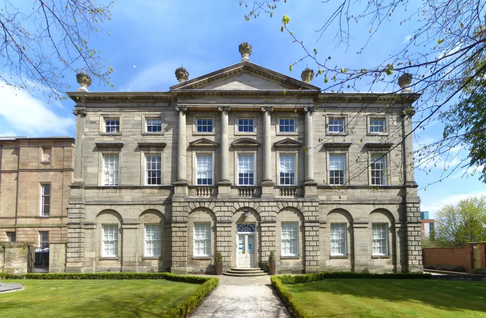 Photo de House St Helens, y compris les anciens bâtiments scolaires attachés et le mur avant - Historic England