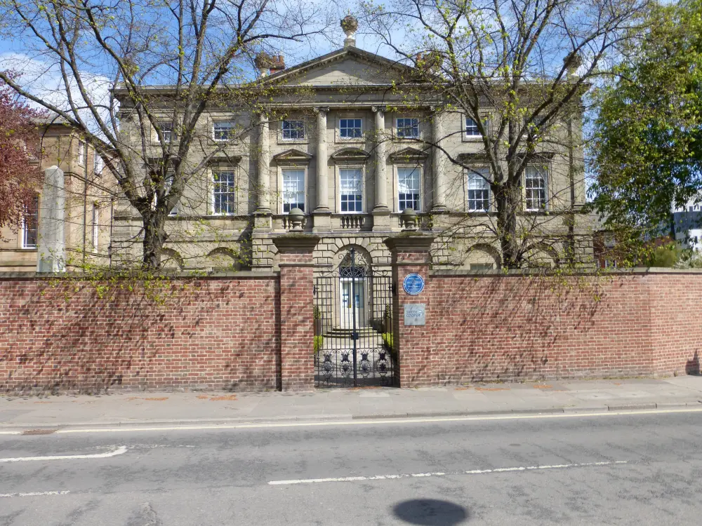 Photo de House St Helens, y compris les anciens bâtiments scolaires attachés et le mur avant - Historic England