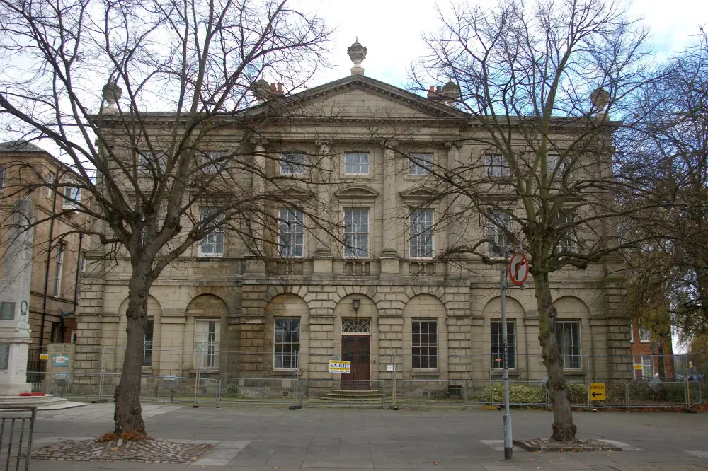Photo de House St Helens, y compris les anciens bâtiments scolaires attachés et le mur avant - Historic England