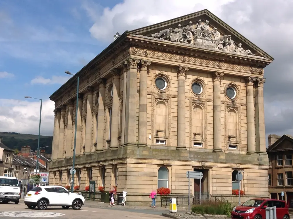 Photo de Hôtel de ville de Todmorden - Historic England / David Lovell