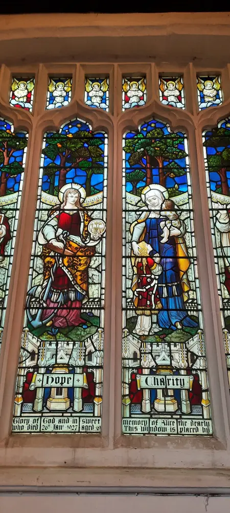 Foto de Iglesia de San Pedro y San Pablo - Historic England