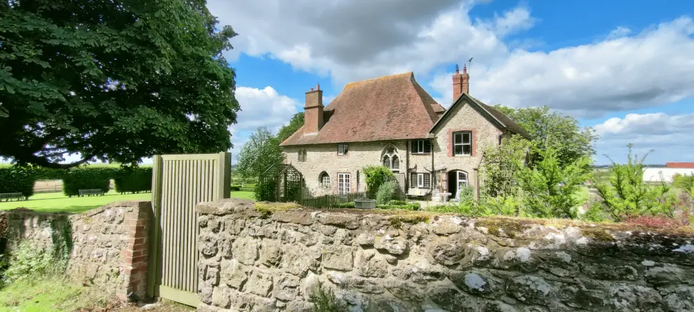 Foto von Mersham Manor - Historic England