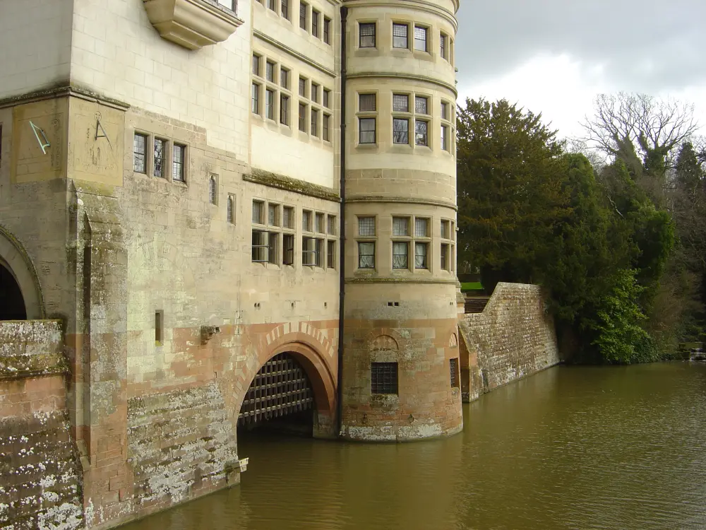 Photo de Abbaye de Coombe et pont sur des douves attachées au sud - Historic England