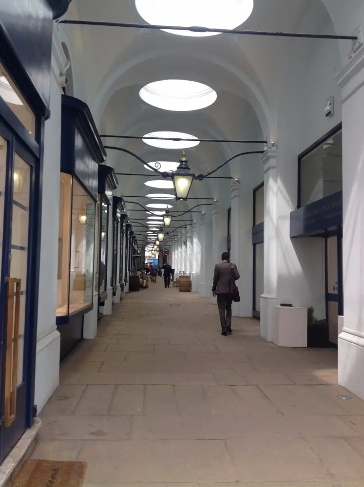 Photo de Arcades du Royal Opera (n ° 24 Charles II Street et no 5b Pall Mall) - Historic England / David Lovell