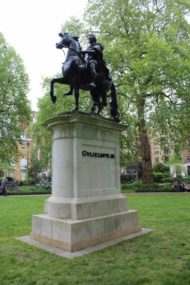 Photo de Statue de Guillaume III (au centre de la place) - Historic England / David Lovell