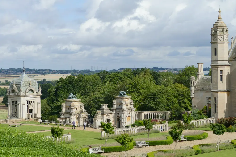 Photo de Passerelle et écran de parvis au Manor Harlaxton - Historic England