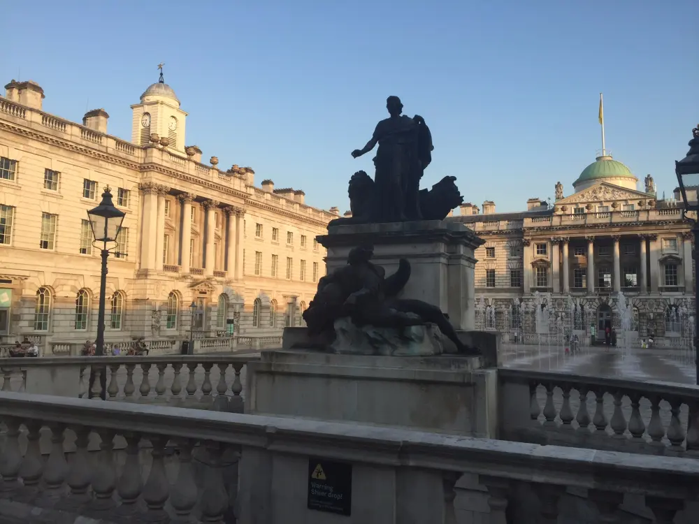 Photo de Statue de George III dans le quadrilatère de la maison Somerset - Historic England