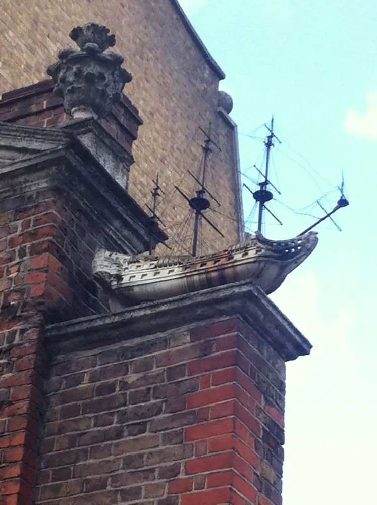 Photo de Trinity Green (hospices et chapelle), y compris les portes, les garde-corps, le mur et les piles - Historic England